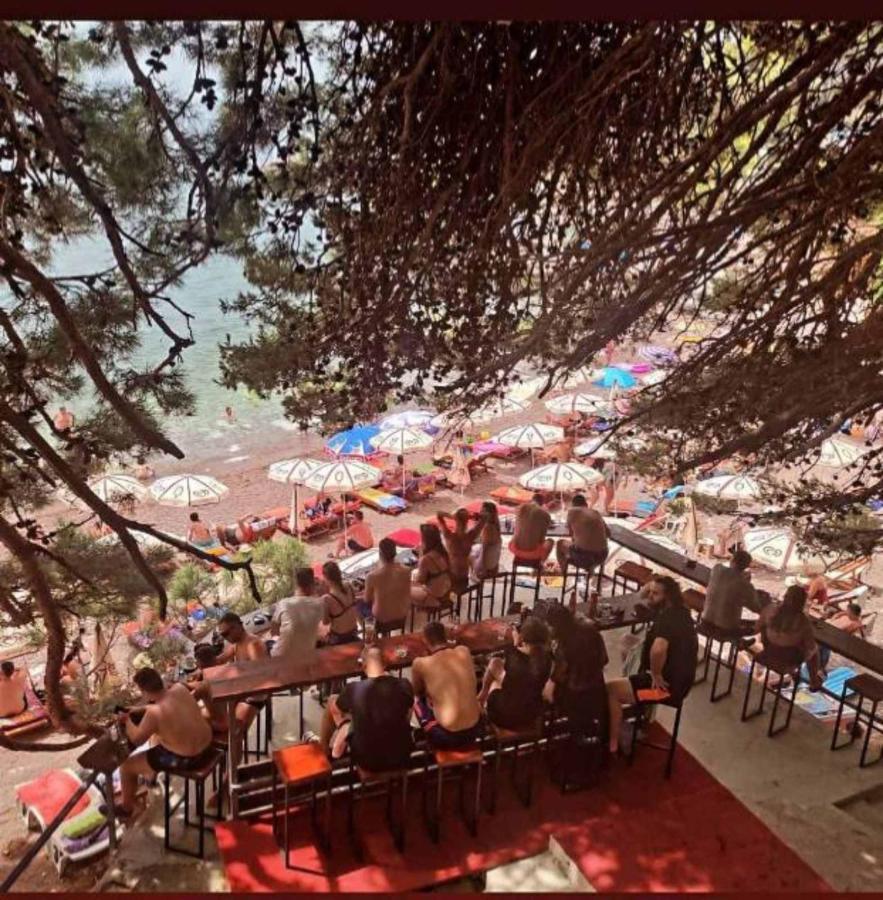 Beachfront Red Apartments With Pool 巴尔 外观 照片