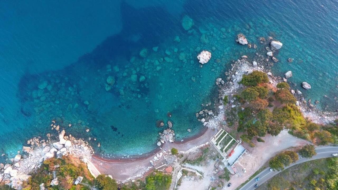 Beachfront Red Apartments With Pool 巴尔 外观 照片